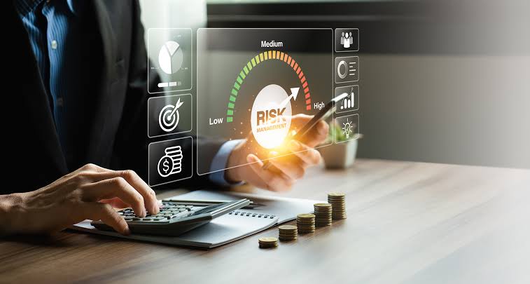 مدیریت ریسک در پراپ تریدینگ؛ چگونه حساب خود را قبل از سودآوری حفظ کنیم؟